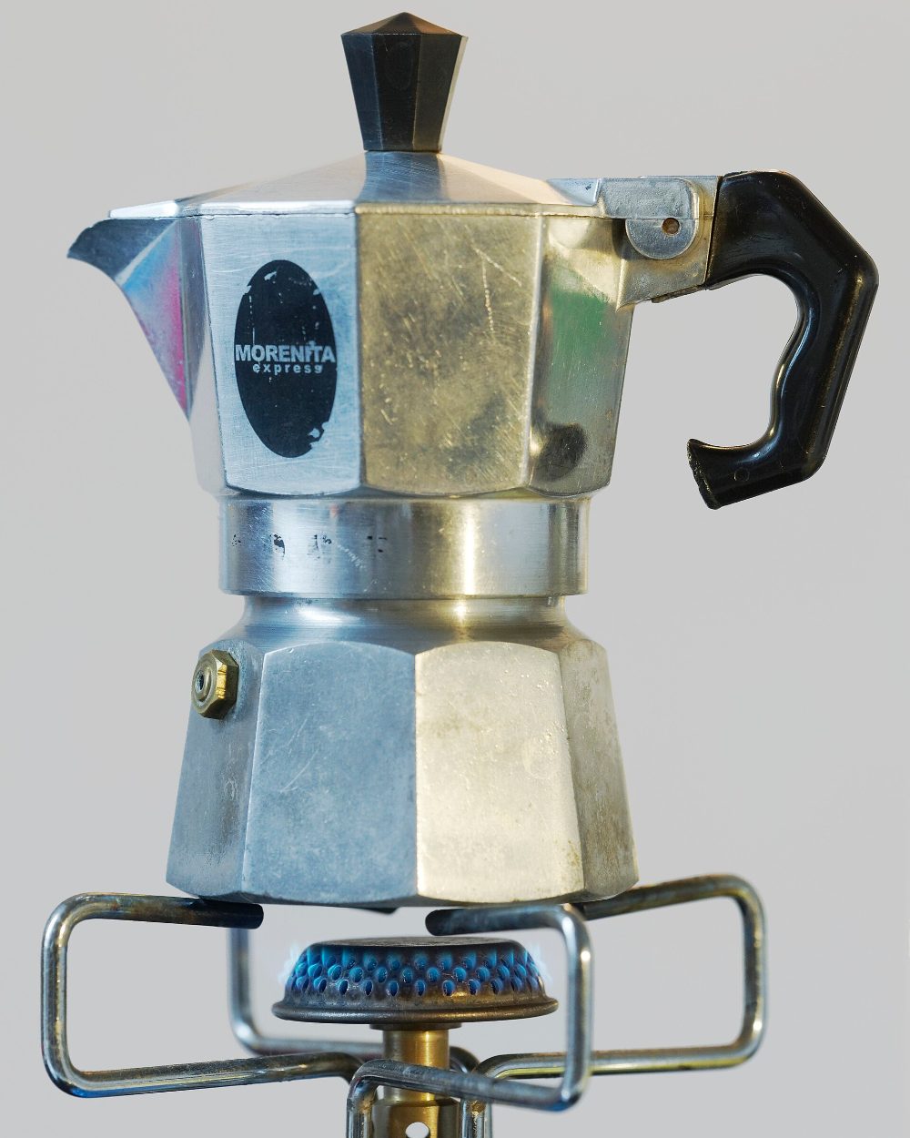 Cafetera italiana de aluminio en el fuego