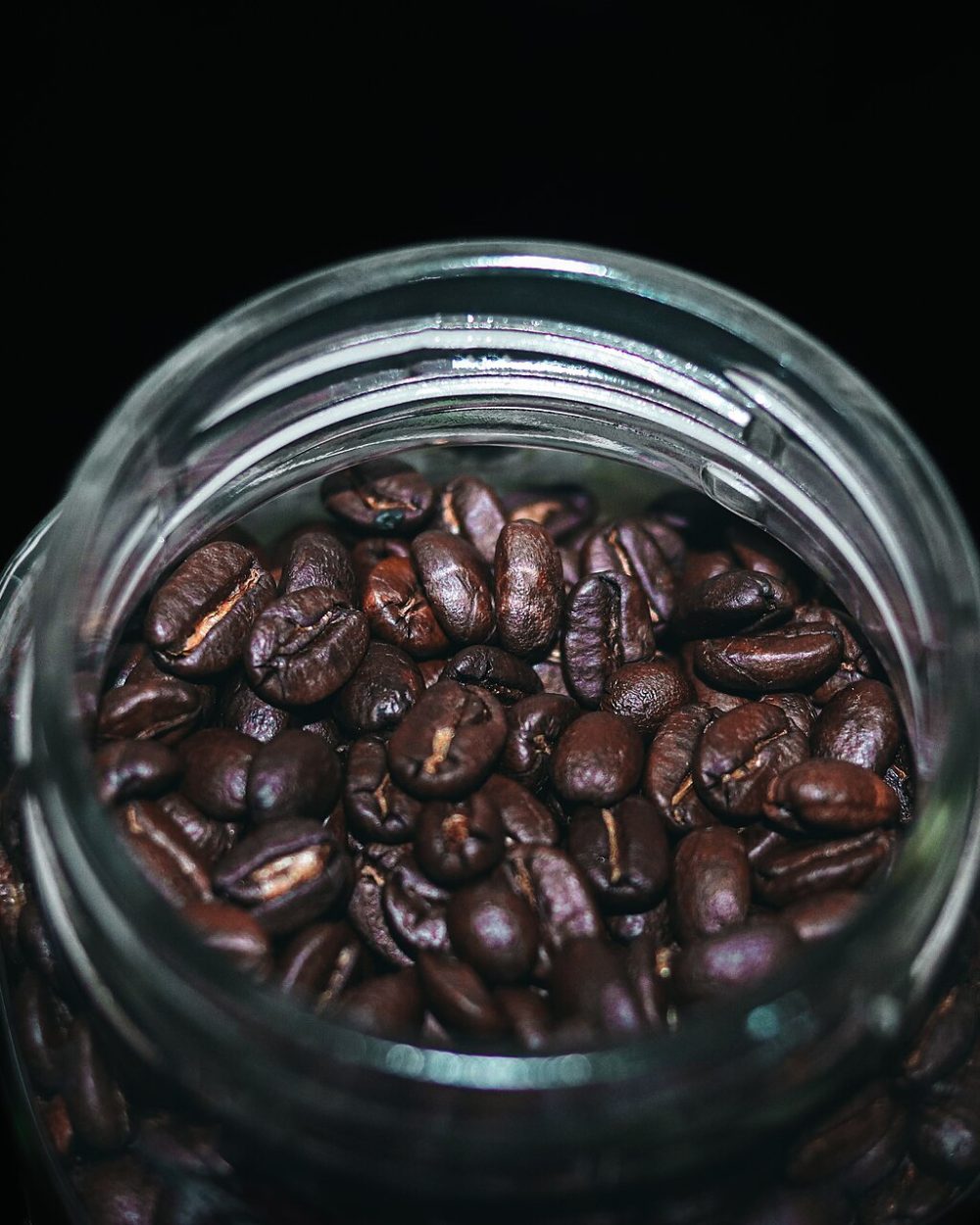 Granos de café tostado en un bote de cristal