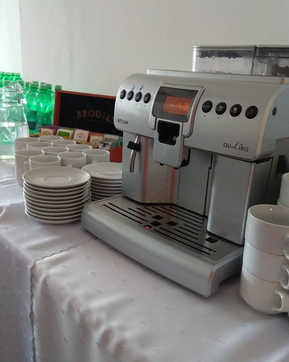 Cafetera automática con tazas preparadas
