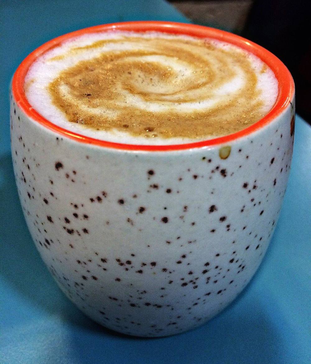 Espuma de leche sobre un capuchino