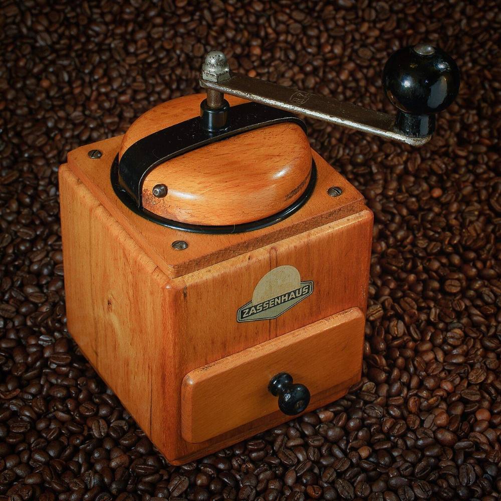 Molinillo de café antiguo de manivela
